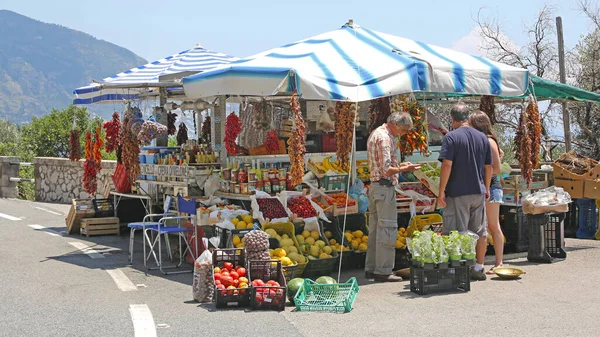 Amalfi Italy 2014年6月27日 イタリア アマルフィ海岸で果物や野菜を販売する道端スタンド — ストック写真