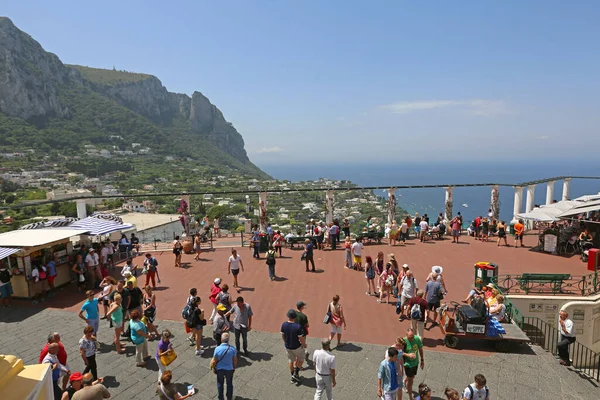 カプリ島 イタリア 2014年6月26日 イタリアのカプリ島の景色を望む大きなテラスパティオでの観光客の束 — ストック写真