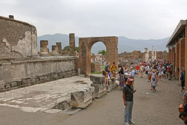 Pompei Italy June 2014 Crowd Tourists Ancient Roman Temple Ruins — 스톡 사진