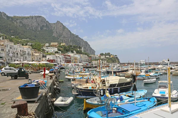 イタリアのカプリ島 2014年6月26日 イタリアのカプリ島のポート マリーナ グランデ島で係留されている漁船とボート — ストック写真