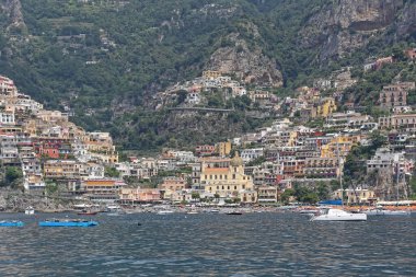 Positano, İtalya - 28 Haziran 2014: Picturesque Cliff Town Positano, İtalya 'daki Amalfi Coast Seascape' de.