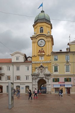 Rijeka, Hırvatistan - 17 Ekim 2014: Hırvatistan 'ın Rijeka şehir merkezindeki Korzo Caddesi' ndeki Saat Kulesi ve CIty Gate Landmark Tower.