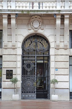 Rijeka, Hırvatistan - 17 Ekim 2014: Hırvatistan 'ın Rijeka kentindeki Korzo Caddesi' ndeki Belediye Başkanlığına Giriş.