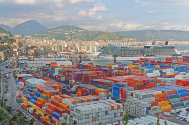 Salerno, İtalya - 27 Haziran 2014: Salerno, İtalya 'daki Kargo Terminal Limanı' ndaki Nakliye Konteynerlerinin Hava Görüntüsü.