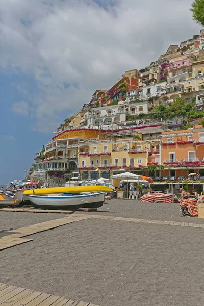 Positano Italia Junio 2014 Playa Arena Día Verano Pintoresca Ciudad —  Fotos de Stock