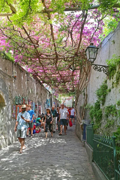 意大利波西塔诺 2014年6月28日 意大利波西塔诺的游客们站在长满鲜花的街道上 — 图库照片