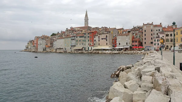 Rovinj Chorvatsko Října 2014 Staré Město Cityscape Breakwater Stones Sea — Stock fotografie