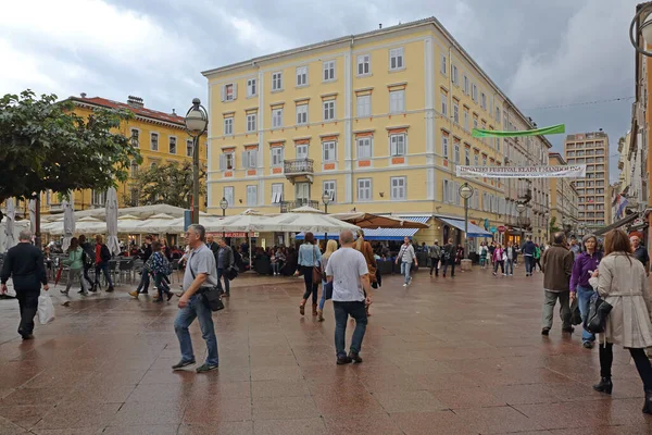 Rijeka Κροατία Οκτωβρίου 2014 Άνθρωποι Περπατούν Στην Οδό Korzo Στην — Φωτογραφία Αρχείου