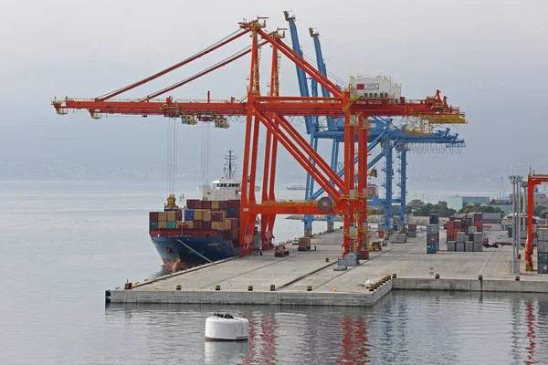 クロアチア リジェカ2014年10月17日 クロアチア リジェカのアドリアゲート港に貨物船ガントリークレーンを積載 — ストック写真