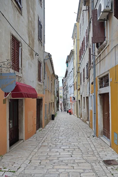 Rovinj Kroatië Oktober 2014 Smalle Keien Straat Oude Binnenstad Herfstdag — Stockfoto