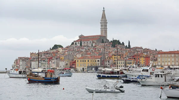 Rovinj Croácia Outubro 2014 Barcos Harbour Old Picturesque Town Rovinj — Fotografia de Stock