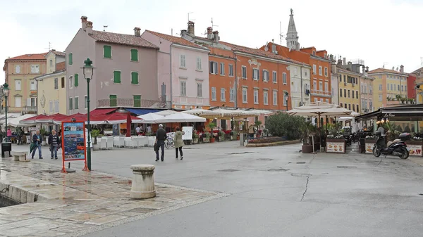 Rovinj Κροατία Οκτωβρίου 2014 Λίγοι Άνθρωποι Περπατούν Στην Φθινοπωρινή Ημέρα — Φωτογραφία Αρχείου