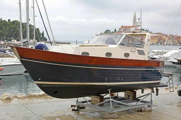 Rovinj Kroatië Oktober 2014 Motorboot Apreamare Yacht Out Water Winter — Stockfoto