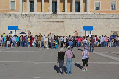 Atina, Yunanistan - 04 Mayıs 2015: Yunanistan 'ın başkenti Atina' da düzenlenen Yunan Parlamento Binası önünde Turistler Kalabalık ve Değişen Muhafızlar Töreni.