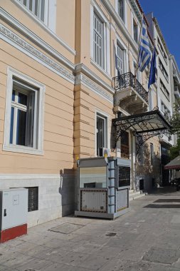 Atina, Yunanistan - 4 Mayıs 2015: Atina, Yunanistan 'daki Hükümet Binası Giriş Korumasında Zırhlı Muhafız Booth.