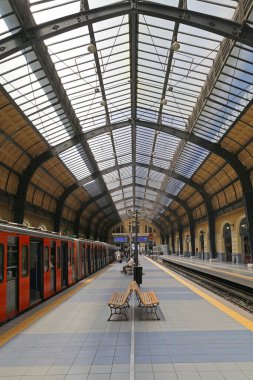 Pire, Yunanistan - 04 Mayıs 2015: Pire, Yunanistan 'daki Boş Metro Tren İstasyonu Platformu.