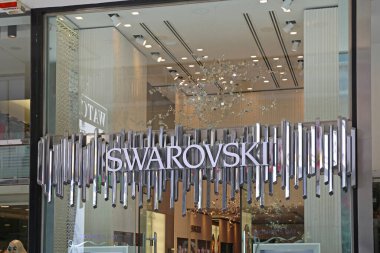 Atina, Yunanistan - 05 Mayıs 2015: Atina, Yunanistan 'daki Ermou Caddesi' nde Swarovski Lüks Dükkan İşareti.