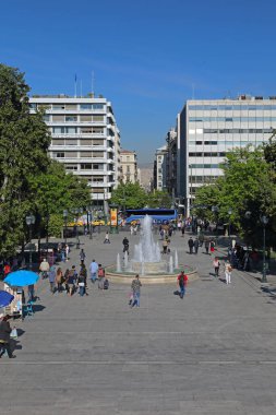 Atina, Yunanistan - 04 Mayıs 2015: Atina, Yunanistan 'daki Sintagma Meydanı Güneşli Günü' nde İnsanlar Çeşmede Dolaşıyor.