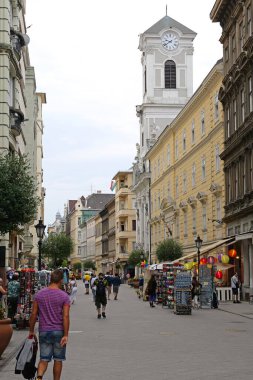 Budapeşte, Macaristan - 13 Temmuz 2015: Macaristan 'ın başkenti Budapeşte' deki Vaci Pedestrian Caddesi 'nde Yürüyen Turistler.