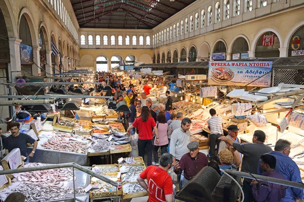Atenas Grécia Maio 2015 Compradores Busy Fish Market Interior Atenas — Fotografia de Stock
