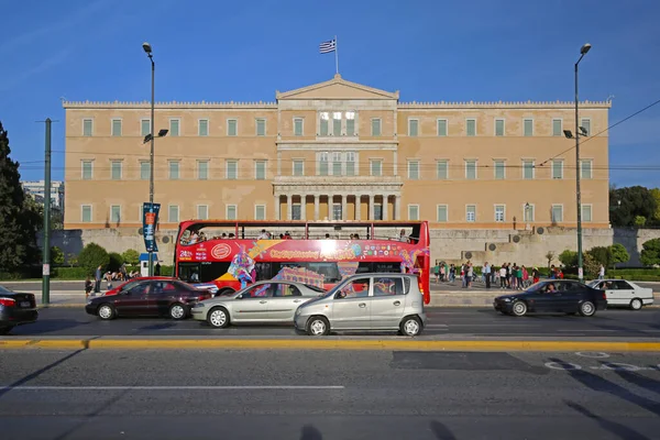 Atenas Grecia Mayo 2015 Red Sightseeing Bus Front Greek Parliament — Foto de Stock