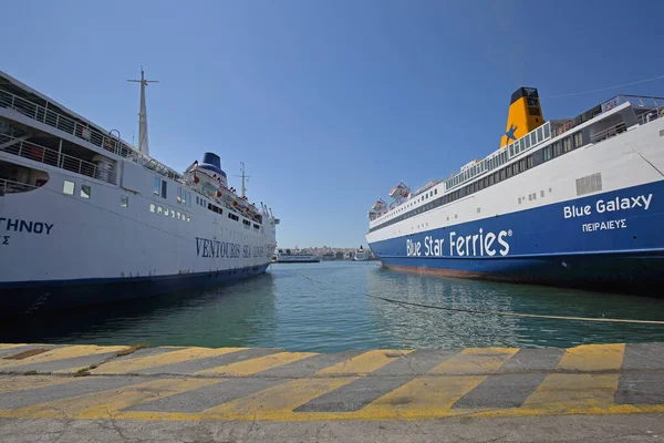 Pireo Grecia Mayo 2015 Barcos Ferries Atracados Puerto Comercial Griego — Foto de Stock