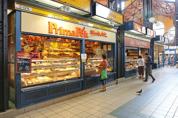 Budapest Ungern Juli 2015 Folk Köper Bröd Central Market Bakery — Stockfoto