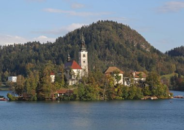 Bled, Slovenya - 12 Ekim 2014: Slovenya 'daki Bled Gölü' nde Eski Kiliseyle Küçük Ada.