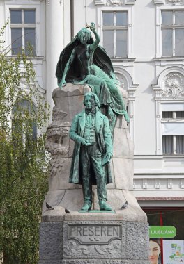 Ljubljana, Slovenya - 13 Ekim 2014: Ljubljana, Slovenya 'daki Ünlü Şair Fransa Preseren Heykeli ve Anıtı.
