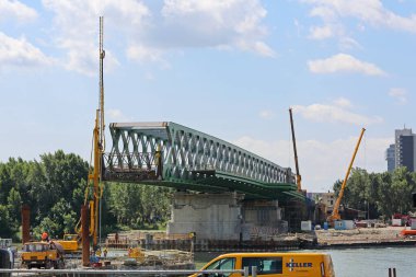 Bratislava, Slovakya - 10 Temmuz 2015: Bratislava, Slovakya 'da Tuna Nehri üzerindeki Yeni Çelik Köprü İnşaat Alanı.