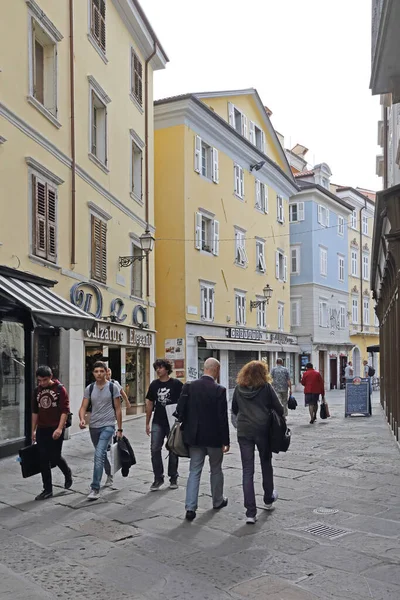 2014年10月14日 意大利的里雅斯特 人们在意大利的里雅斯特市中心的Pedestian Zone街行走 — 图库照片