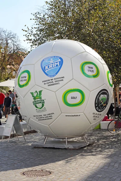 斯洛文尼亚卢布尔雅那 2014年10月12日 在斯洛文尼亚卢布尔雅那新广场举行的有运动队标志的大手球 — 图库照片