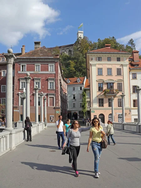 Ljubljana Slowenien Oktober 2014 Tourist Spaziert Über Fußgängerbrücke Altstadt Ljubljana — Stockfoto