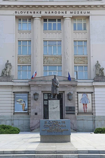 斯洛伐克布拉迪斯拉发 2015年7月10日 斯洛伐克布拉迪斯拉发斯洛伐克国家博物馆前的Tomas Garrigue Masaryk雕像 — 图库照片