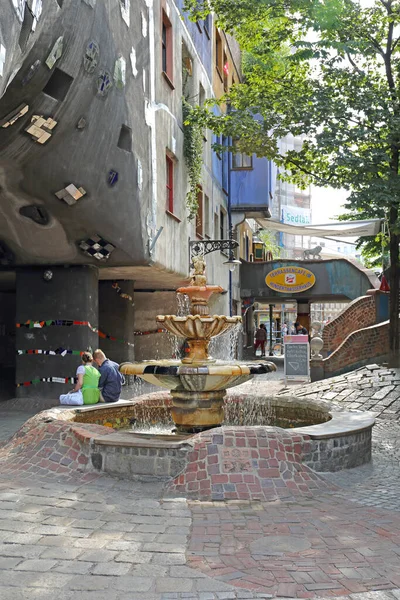 Viena Austria Julio 2015 Arquitecto Hundertwasser Fuente Cerámica Con Turistas —  Fotos de Stock