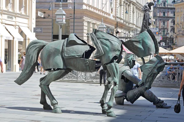 奥地利维也纳 2015年7月11日 奥地利维也纳格拉本街铁马和士兵临时艺术安装 — 图库照片