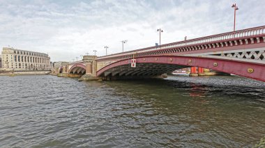 Blackfriars Köprüsü Londra 'da Thames Nehri üzerinde