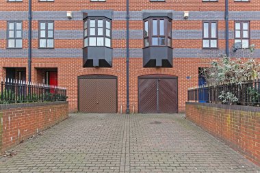 Konut binasında garaj yolu olan iki garaj kapısı.