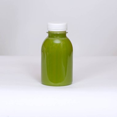 Taze Yeşil Sebze Suyu Plastik Şişede