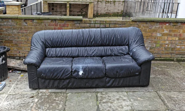 Altes Sofa Wartet Auf Abgelehnte Möbelkollektion — Stockfoto