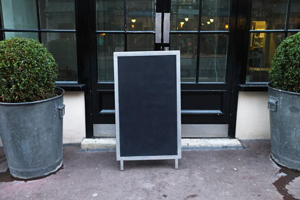 Κενό Ξύλινο Διαφήμιση Ένα Διοικητικό Συμβούλιο Μπροστά Από Εστιατόριο — Φωτογραφία Αρχείου