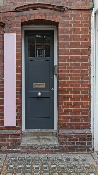 Šedé Dveře Úzkém Cihlovém Domě Londýně — Stock fotografie