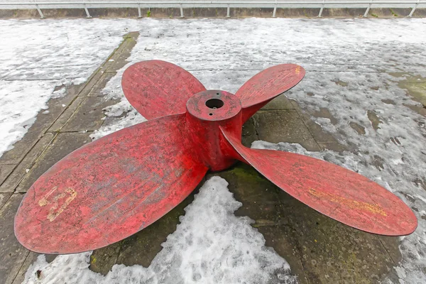 大红色螺旋桨 白雪码头有四个刀片 — 图库照片