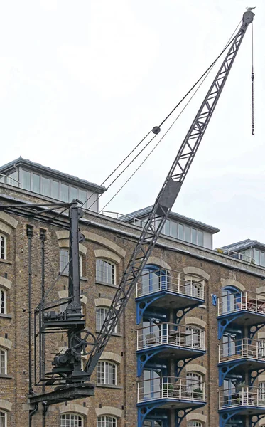 Vintage Kraan Bij Middeleeuwse Pakhuis Buitenmuur — Stockfoto