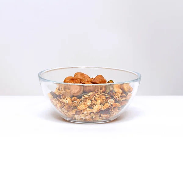 玻璃碗中的坚果米什利健康混合物 — 图库照片