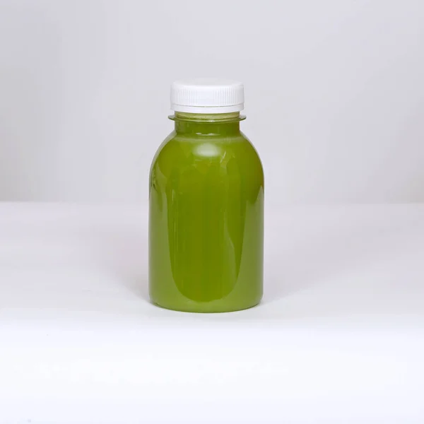 Taze Yeşil Sebze Suyu Plastik Şişede — Stok fotoğraf