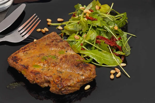 Salade Steak Roquette Servie Dans Une Assiette Noire — Photo