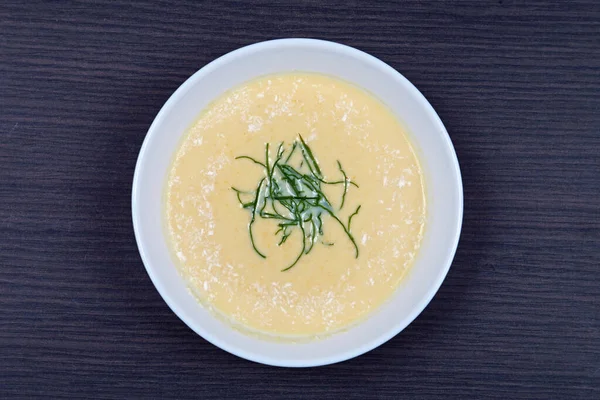 Bol Soupe Fraîche Avec Des Herbes Vue Dessus — Photo