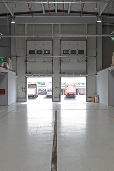 Loading Cargo Doors Distribution Warehouse — Stock Photo, Image