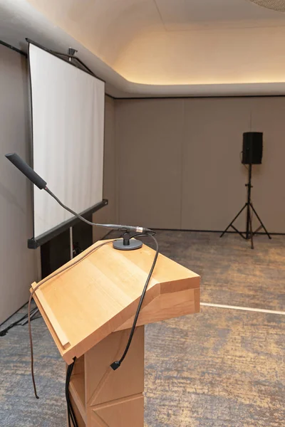 Pusty Drewniany Głośnik Podium Sali Konferencyjnej — Zdjęcie stockowe